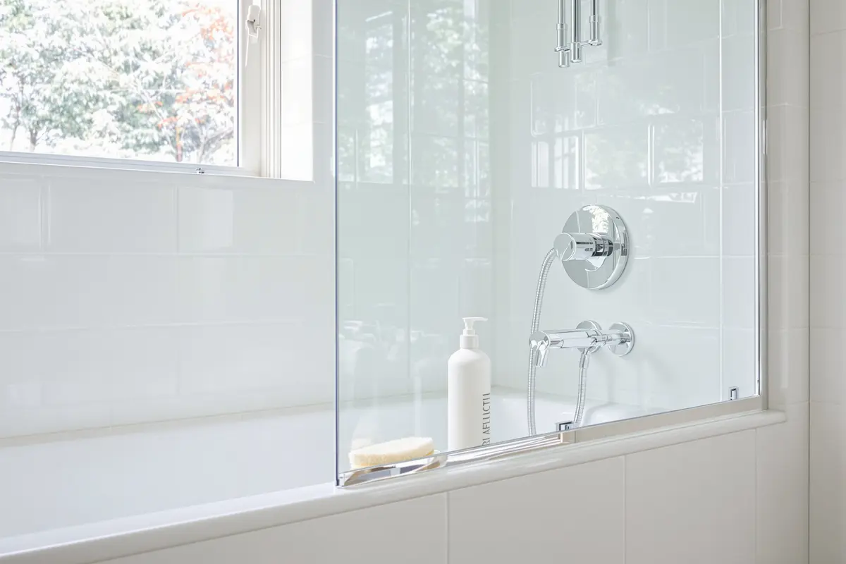 Vergeet azijn en soda: dit bizarre middel wist kalkaanslag zó weg (zonder boenen)